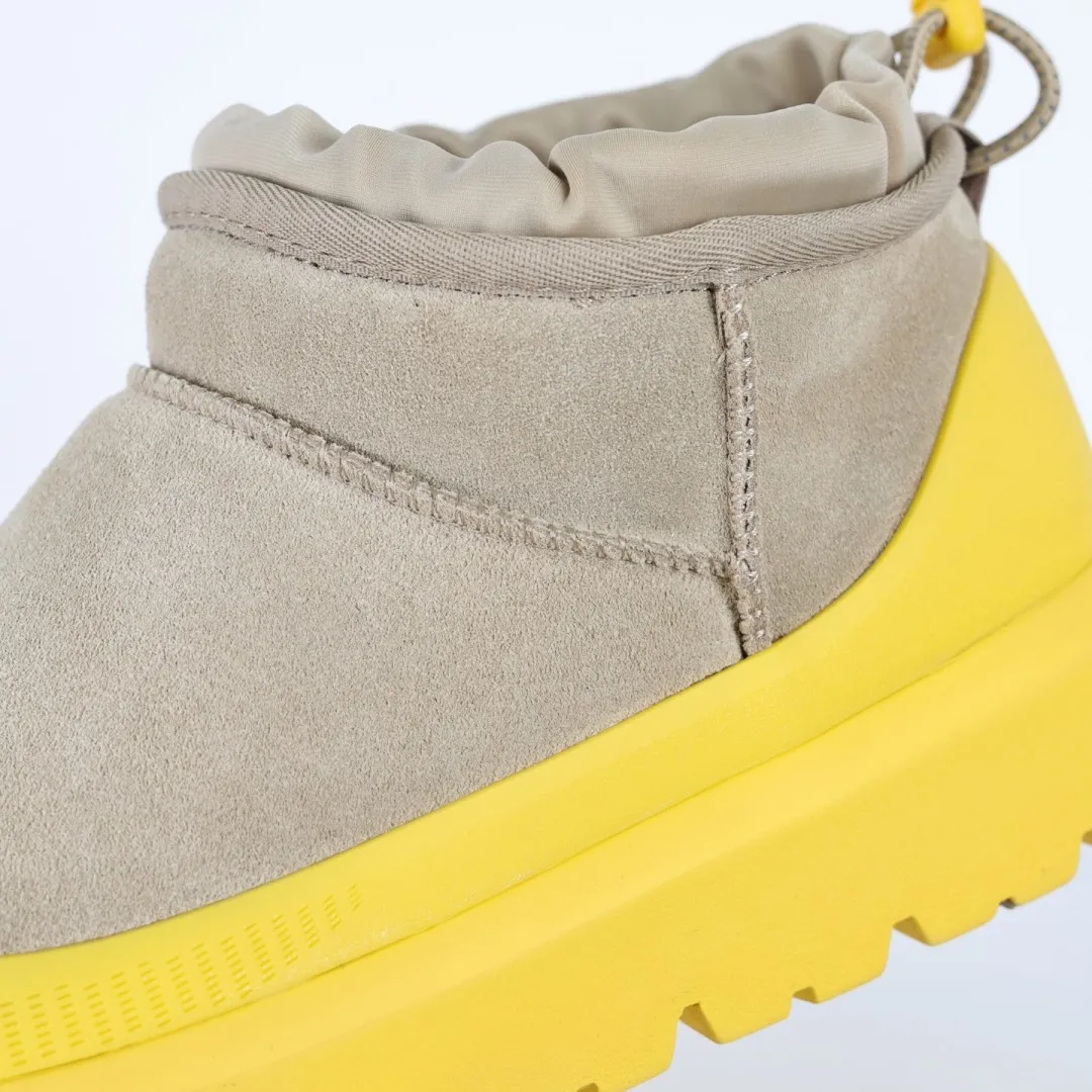 Copy price 💰700 Core recommendation Good price It is a very suitable choice for home furnishings. In recent years, uug has launched a series of styles, which are partial to the preferences of young consumers and have also moved to the forefront of fashion trends. Shoe body material: water-repellent coated suede upper, 17mm UGGPURE™ implantable wool insole, lightweight non-slip and comfortable rubber outsole, with brand LOGO and trademark. Comes with a full set of packaging. Size: 35 36 37 38 3940 41 42 43 44 45
